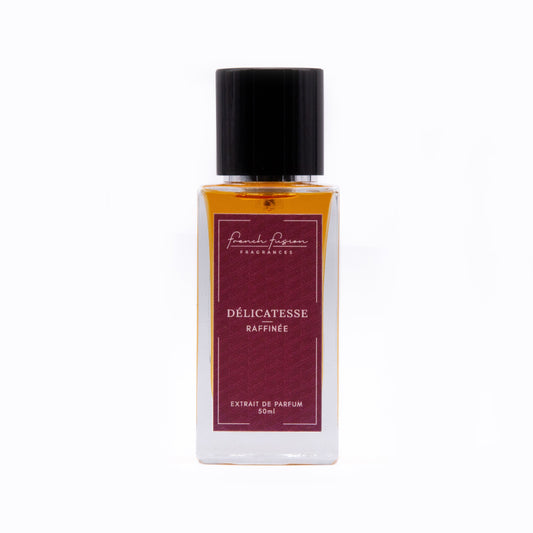 Parfum de luxe féminin Délicatesse Raffinée – vue face flacon élégant, extrait de parfum gourmand 2025