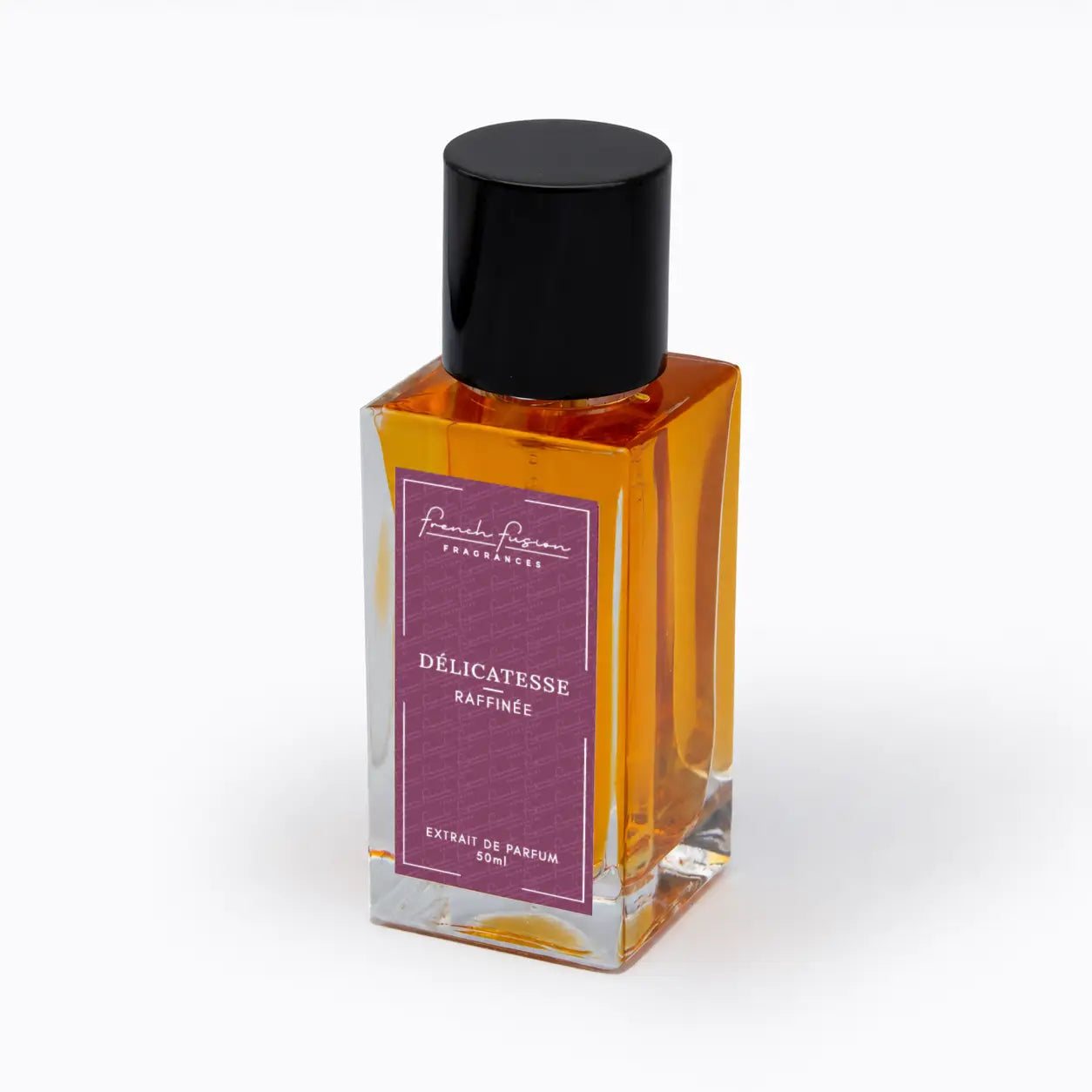 Flacon du parfum Délicatesse Raffinée 50 ml French Fusion Fragrances, extrait de parfum vu de trois quarts avec étiquette violette