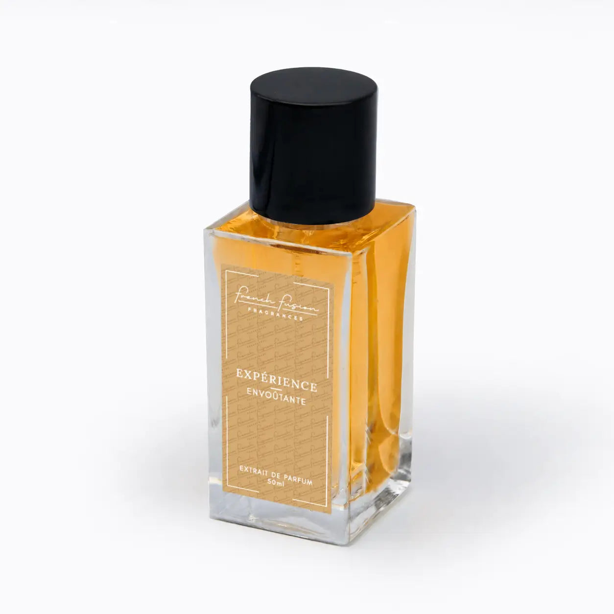 Flacon du parfum Expérience Envoûtante 50 ml French Fusion Fragrances, extrait de parfum vu de trois quarts avec étiquette beige doré